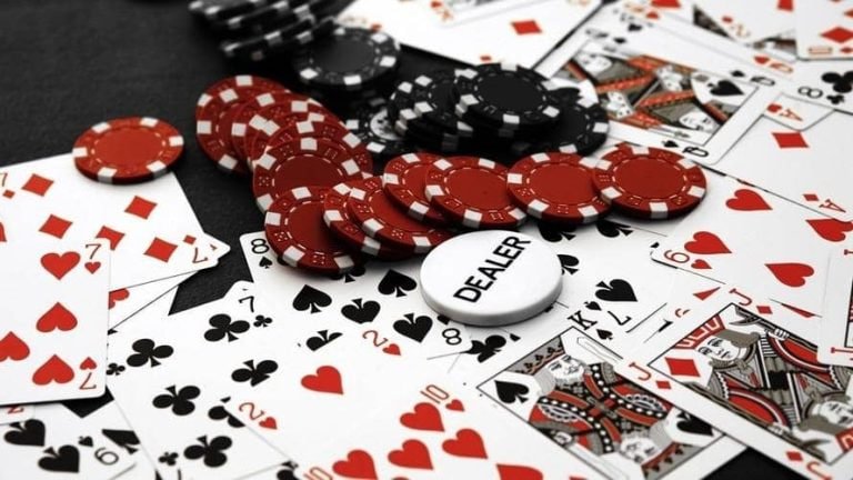 Ikon gembok digital pada layar perangkat menunjukkan keamanan data yang dijaga